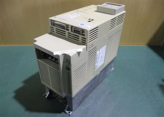 Yaskawa Servo Antriebe SGDB-03ADM Original Neues in der Box 0.3kw