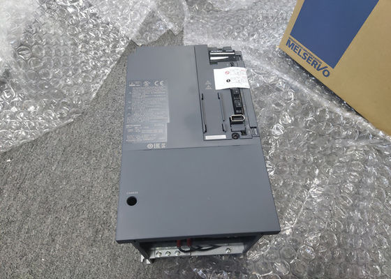 Mitsubishi 3-phasiger Wechselstrom-Servo-Treiber MR-J3-700B 7KW Motorverstärker im Steuerungssystem NEW
