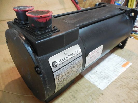 Servomotoren der Baureihe AB 1326AB-B2C-21 Torque Plus für den Wechselstromservomotor 1391-DES