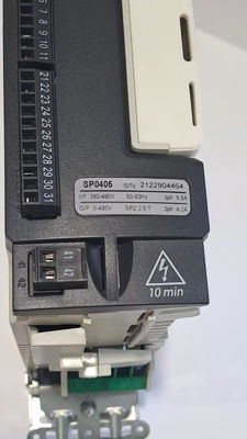 EMERSON SP0405 Allgemeiner Wechselstromantrieb mit variabler Geschwindigkeit für Induktions- und Servomotoren