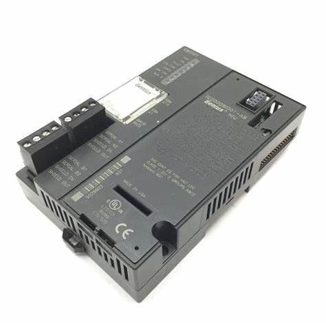 GE IC200MDL750 12 / 24 VDC mit einem Ausgangsspannungsbereich von 10,2 - 30 VDC entlang eines Ausgangs