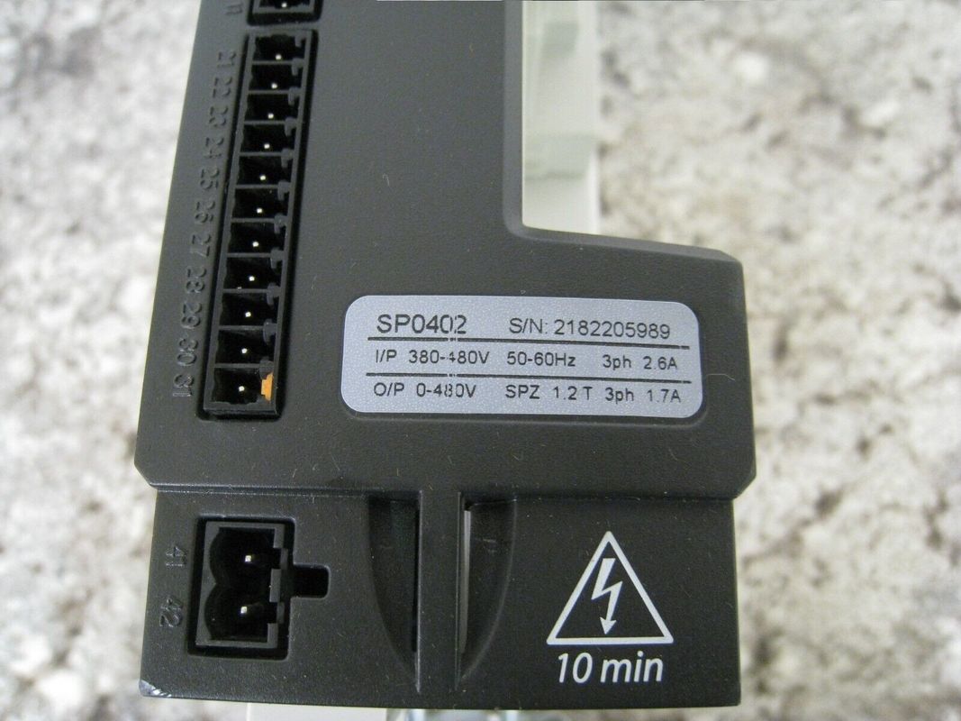 EMERSON SP0402 Allgemeiner Wechselstromantrieb mit variabler Geschwindigkeit für Induktions- und Servomotoren